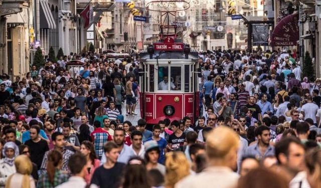 İstiklal Caddesi’nde polis armasıyla dans etti! Gözaltına alındı