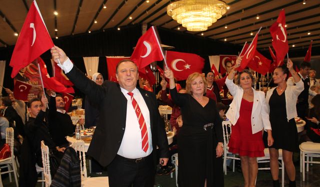 Bursalı emekliler Cumhuriyet balosunda buluştu