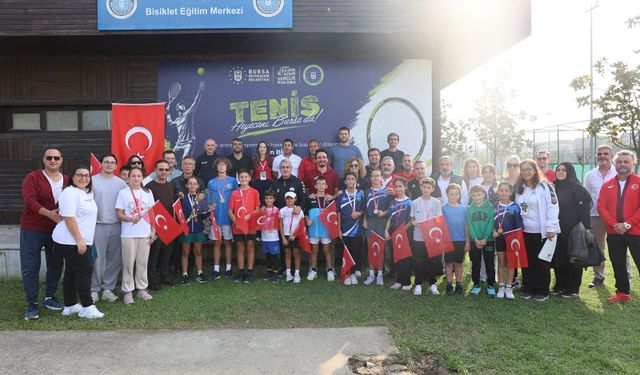 Bursa’da genç raketler Cumhuriyet için korta çıktı