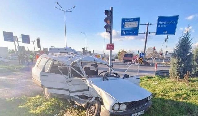 Bursa'da kırmızı ışık ihlali 1 kişinin öldüğü kaza anı kamerada