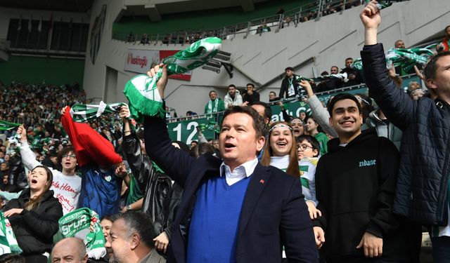 Başkan Aydın, Bursaspor’un maçını öğrencilerle birlikte izledi