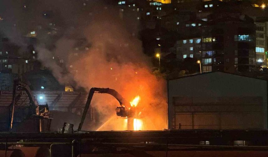 Liman sahasında yanan iş makinesi paniğe neden oldu