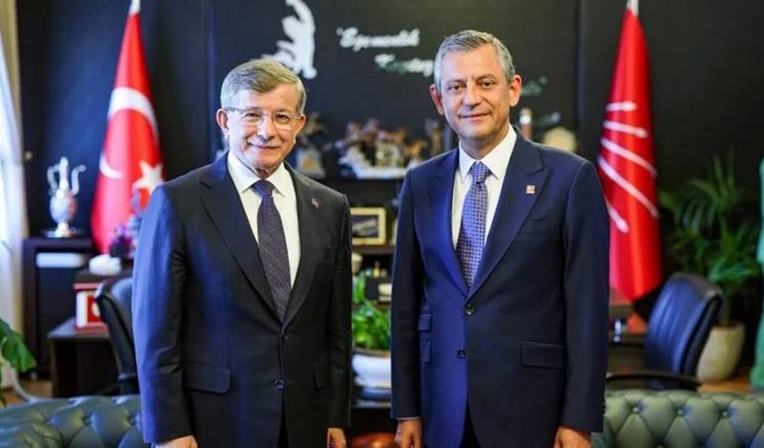 Özgür Özel ile Ahmet Davutoğlu'ndan Meclis'te sürpriz görüşme