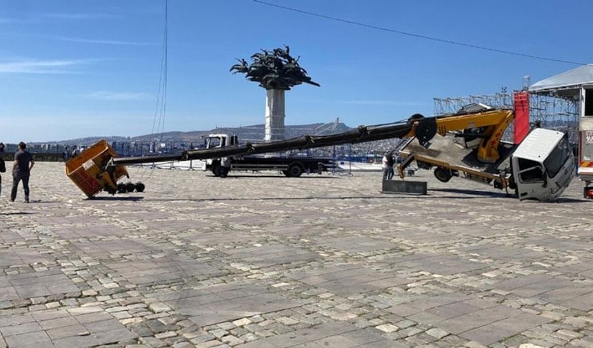 İzmir'de vinç devrildi: Gazeteciler darp edildi