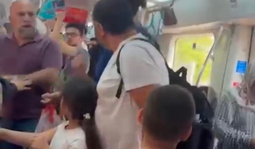 Marmaray'da çocuklarının yanında babaya yumruk