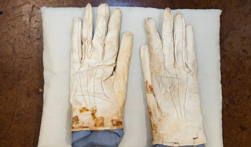 Abraham Lincoln'ün kanlı eldivenleri 6 milyon Euro'ya satıldı