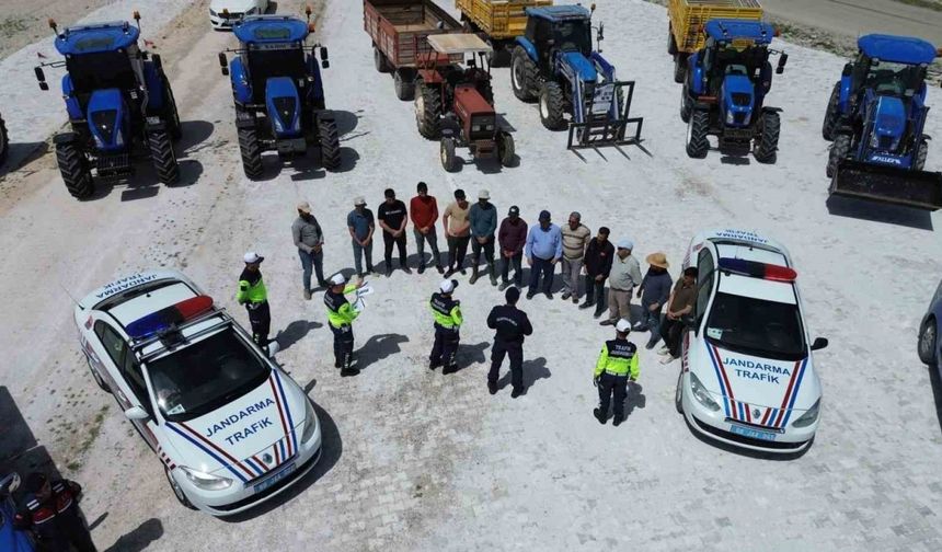 Aksaray’da jandarmadan çiftçilere eğitim, traktörlere reflektör