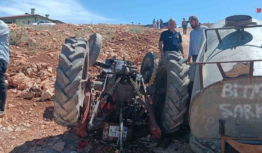 Devrilen traktörün altında kalarak ağır yaralandı