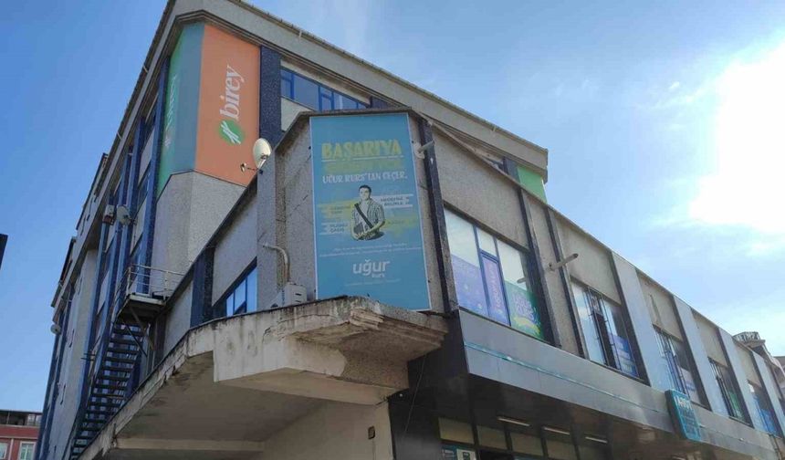 Güngören’de binada asılı reklam panosu düştü, panik yaşandı