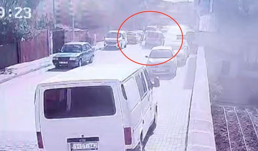 Hafif ticari aracın çarptığı çocuk yaralandı: O anlar kamerada