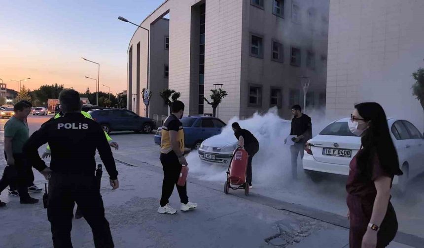 Hastane otoparkında park halindeki araç alevlere teslim oldu