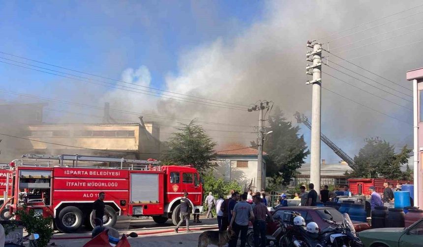 Oyuncak dükkanında çıkan yangını itfaiye ekibi söndürdü