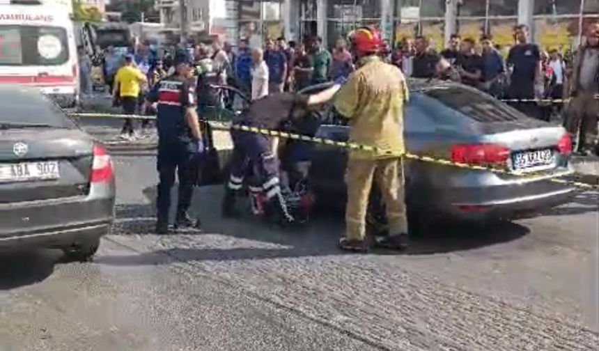 İzmir’de otomobile silahlı saldırı: Aynı aileden 3 kişi öldü