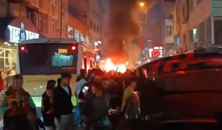 Küçükçekmece’de havai fişekli kutlamada yangın çıktı, araç küle döndü