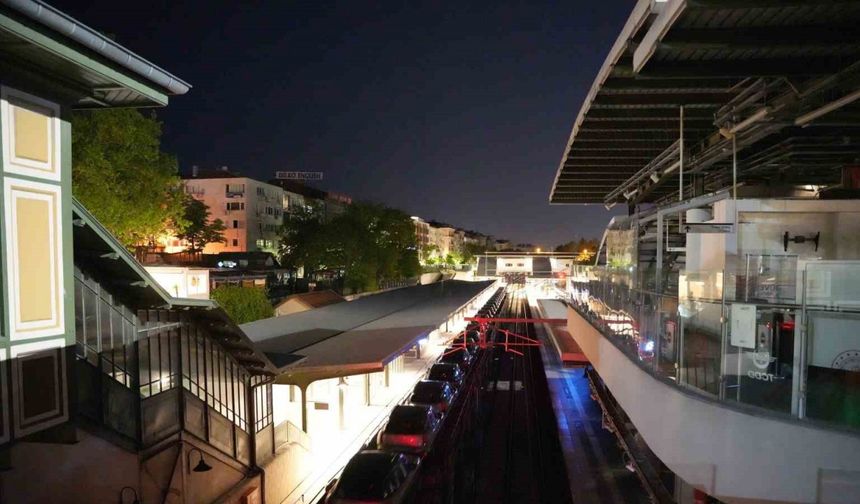 Marmaray hattından geçen araçların gece yolculuğu havadan görüntülendi