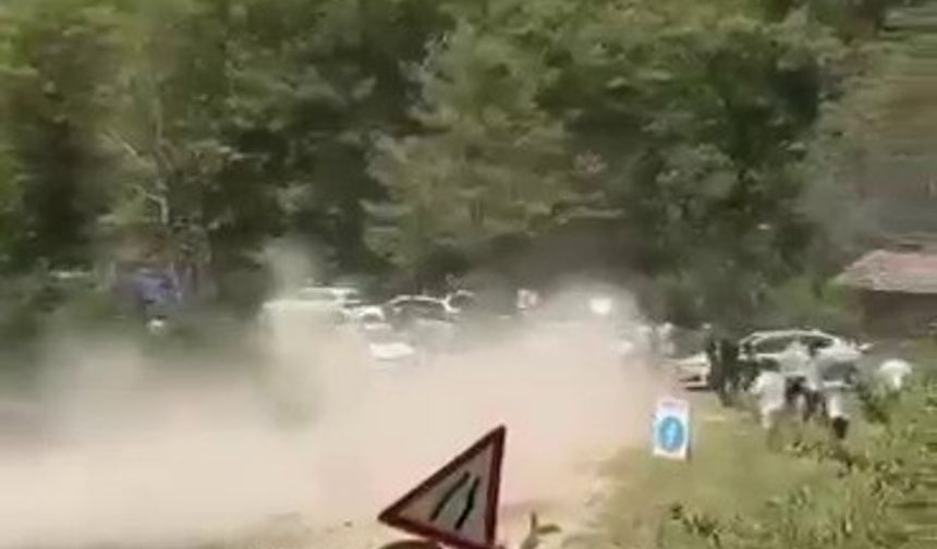 Ralli yarışında korku dolu anlar: Yarış aracı seyircilerin bulunduğıu bölgeye savruldu