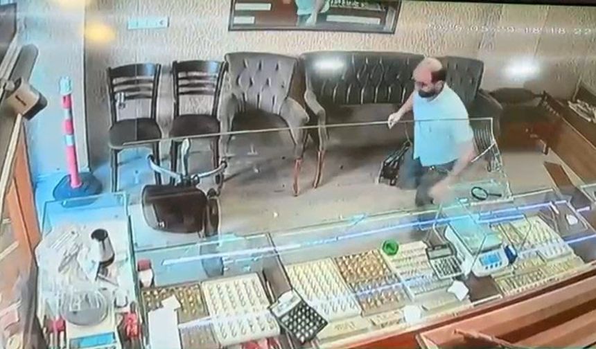 Sultanbeyli’de kuyumcuda silahlı soygun girişimi: Sandalye fırlatarak soyguncuyu kaçırdılar