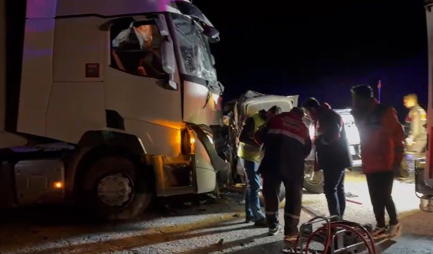 Tır ile pikap kafa kafaya çarpıştı: 1 ölü