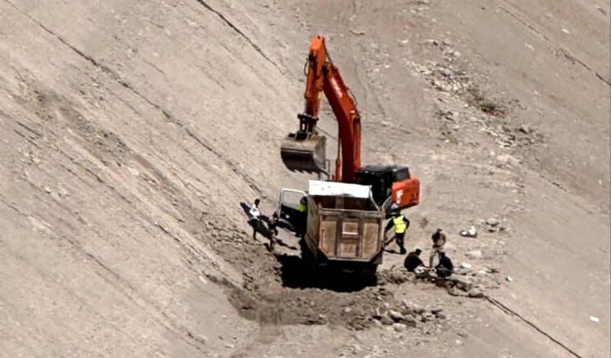 Tunceli’de kamyon şarampole yuvarlandı: 1 yaralı