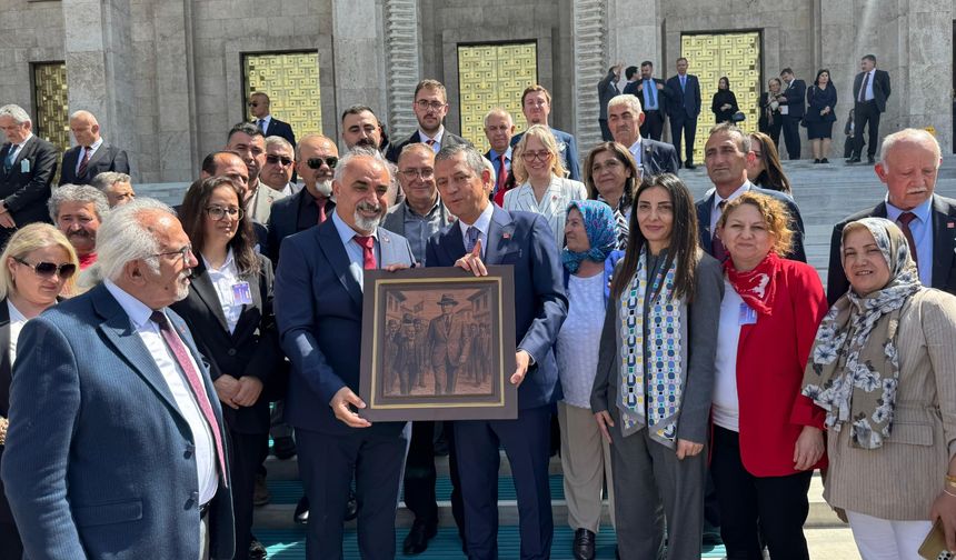 İlçe Başkanı Zemci Şahin’den Genel Başkan Özgür Özel’e Anlamlı Hediye