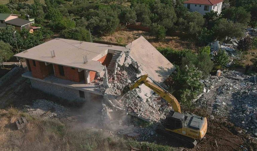 Ayvacık’ta 52 kaçak yapı yıkıldı