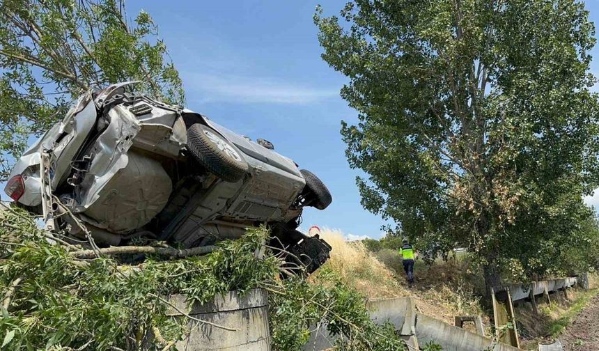 Balıkesir’de takla atan otomobil kanala uçtu