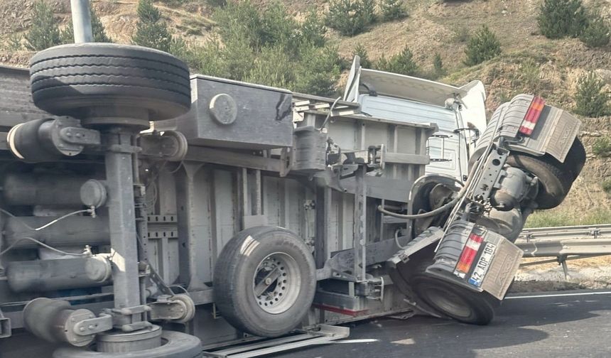 Bilecik’te kontrolden çıkan tırın dorsesi devrildi, sürücüsü yaralandı