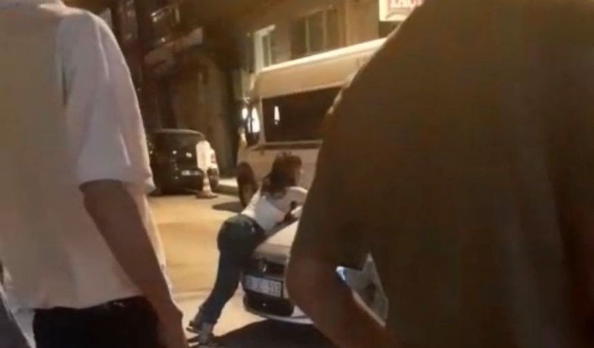 Bursa’da sokak ortasında film gibi olay: Kaputa asılan kadın araçla birlikte sürüklendi