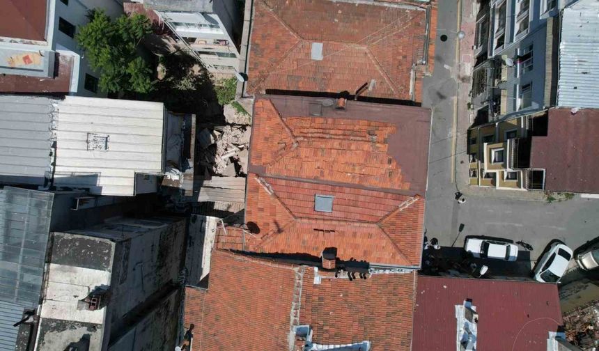 Fatih’te 3 katlı binanın balkonu çöktü, bina tahliye edildi