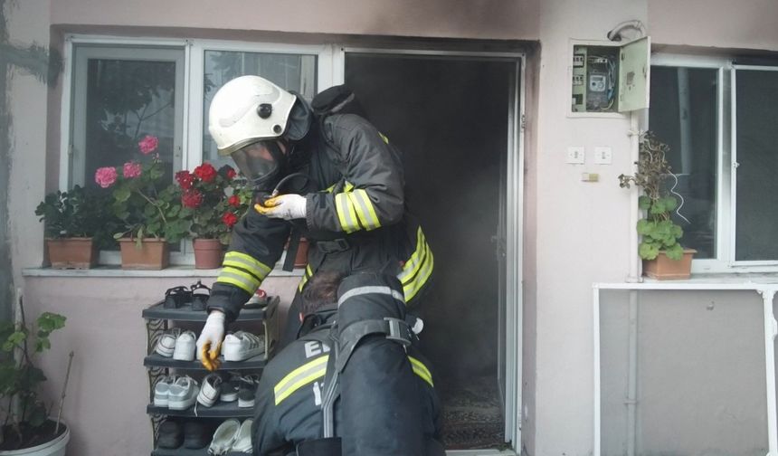 Kardeşinin evi yanan yaşlı kadını, itfaiye eri sarılarak teselli etti