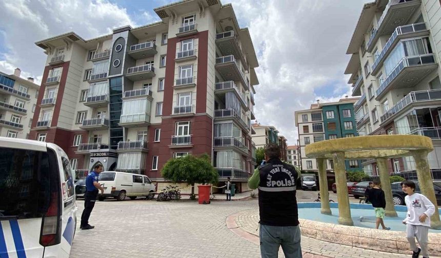 Konya’da 2 yaşındaki çocuğun düşme anı kamerada