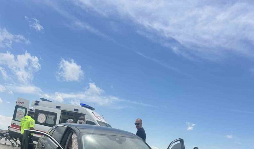 Konya’da otomobil kamyona çarptı: 2 yaralı