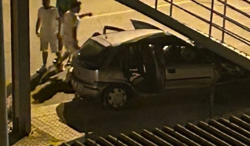 Mersin’de otomobil üst geçide çarptı: 6 yaralı