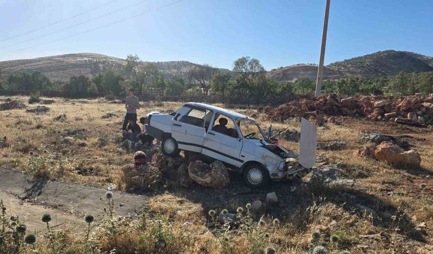 Motosiklet ile manevra yapan otomobil şarampole yuvarlandı: 5 yaralı
