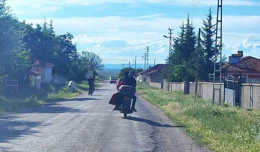 Motosikletle tehlikeli yolculuk cep telefonu kamerasına yansıdı