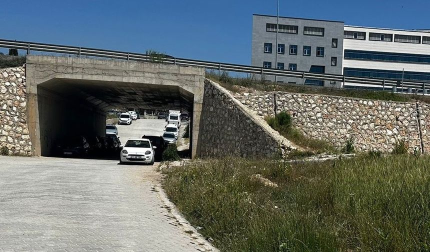 Vatandaşlar araçlarını park edecek yer bulamıyor