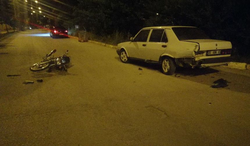 Yalvaç’ta park halindeki araca çarpan 17 yaşındaki motosiklet sürücüsü ağır yaralandı