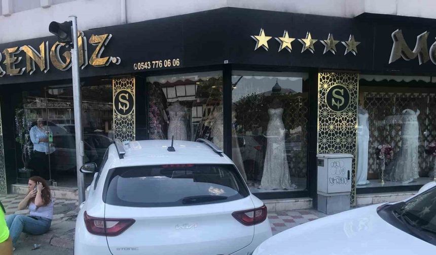 Amasya’da kaza yapan aracın vitrine çarptığı anlar kamerada