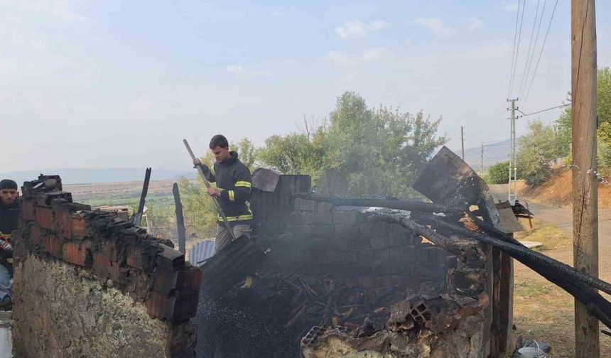 Bingöl’de odunluk yangını, eve sıçramadan söndürüldü