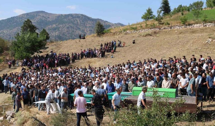 Feci kazada hayatını kaybeden 1’i bebek 5 kişi son yolculuğuna uğurlandı