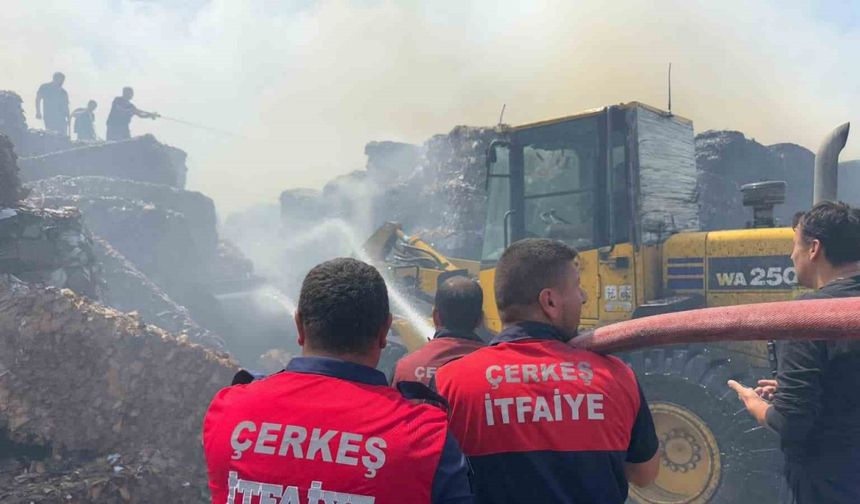 Kağıt fabrikasının hammadde deposunda korkutan yangın