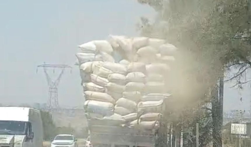 Kamyondan yola dökülen saman trafiği tehlikeye soktu