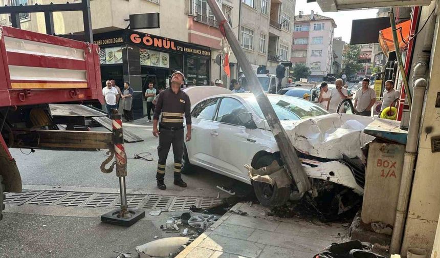 Kastamonu’da çarpışan otomobiller iş yerlerine çarparak durabildi: 1 yaralı