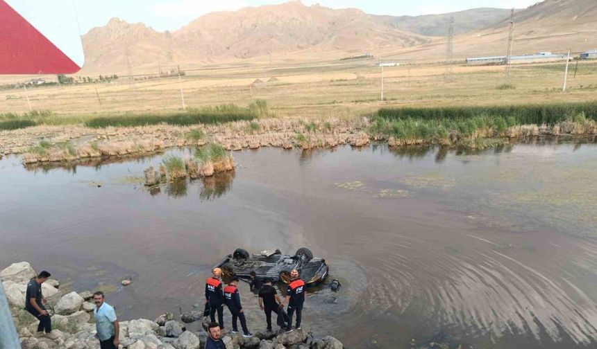 Sulak alana uçan otomobilden çıkarılan 3 kişi hastaneye kaldırıldı