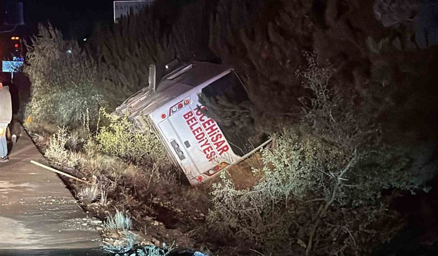 Afyonkarahisar’da midibüs devrildi: 12 yaralı
