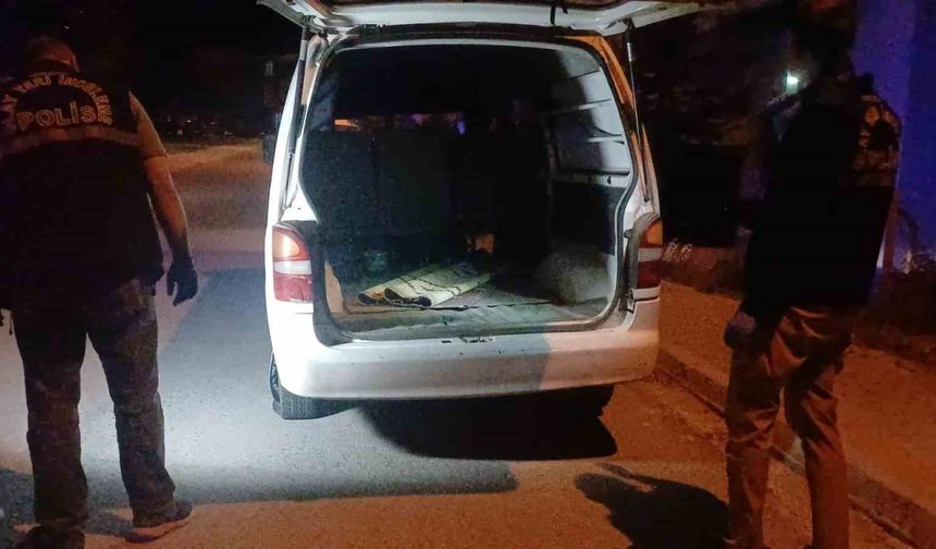 "Dur" ihtarına uymadı, araçla polis memuruna çarpıp kaçtı