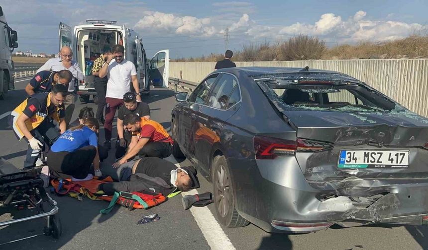 Emniyet şeridindeki otomobile motosiklet çarptı: 1 yaralı