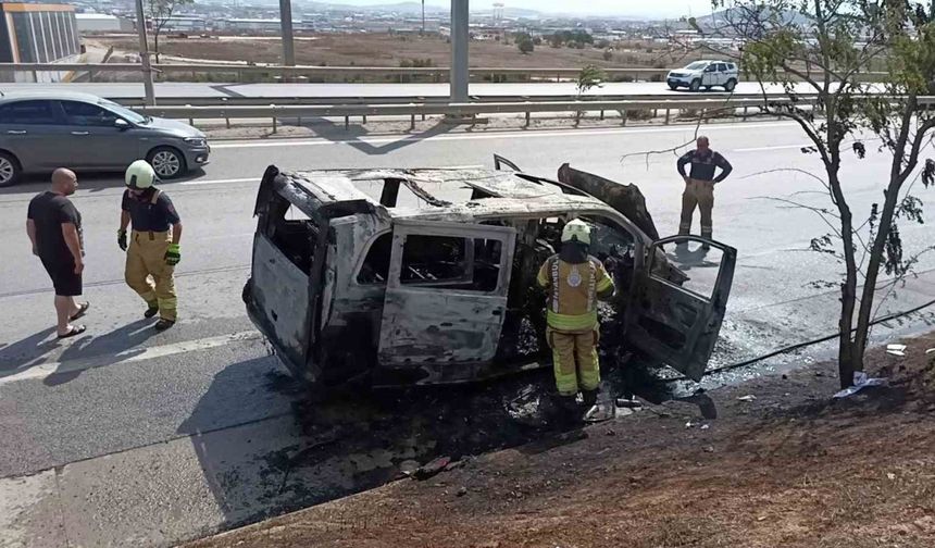 Kurtköy’de hafif ticari araç alev alev yandı
