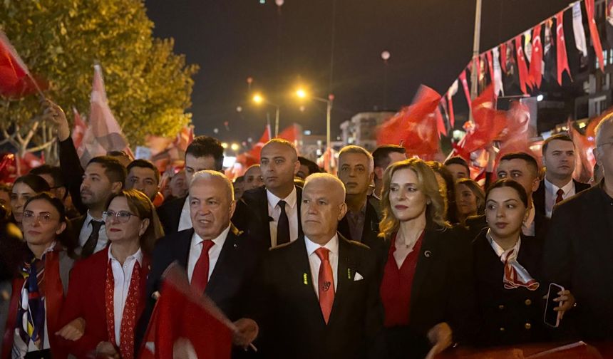 Cumhuriyet coşkusu Bursa sokaklarını doldurdu!
