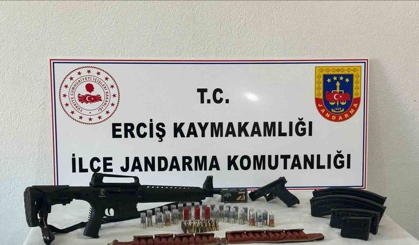 Erciş’te ruhsatsız silah ve fişek ele geçirildi
